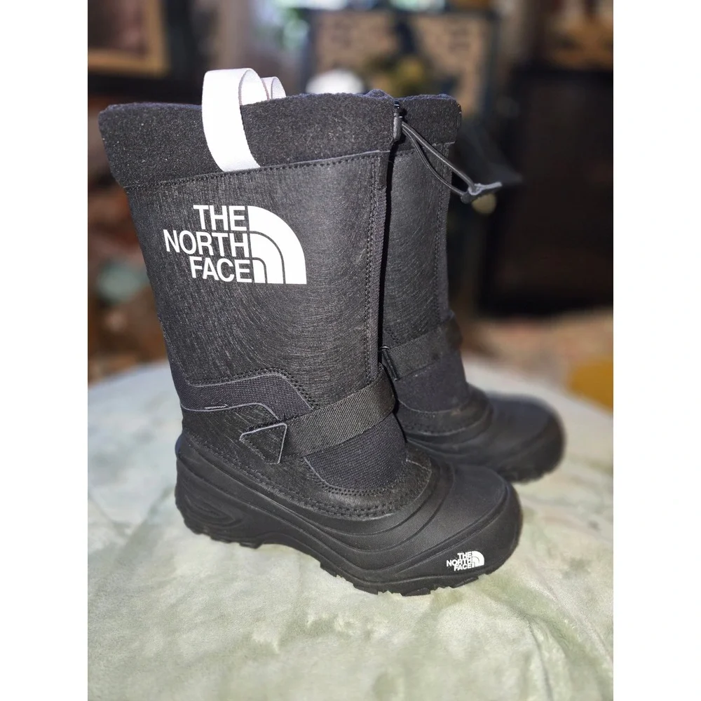 The North Face Alpenglow IV Black Snow Boots Kids Size 5 NF0A3FYH Heatseeker